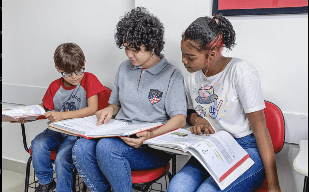 Estudar inglês todos os dias: 7 motivos porque é o melhor pra fluência 1 Alunos lendo um livro de inglês